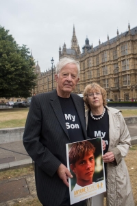 Families hand over petition to 10 Downing Street14 July 2015Transform Drug Policy Foundion www.tdpf.org.ukAnyone's Childwww.staging.anyoneschild.orgPhoto by Tracy Howl/www.paulclarke.com