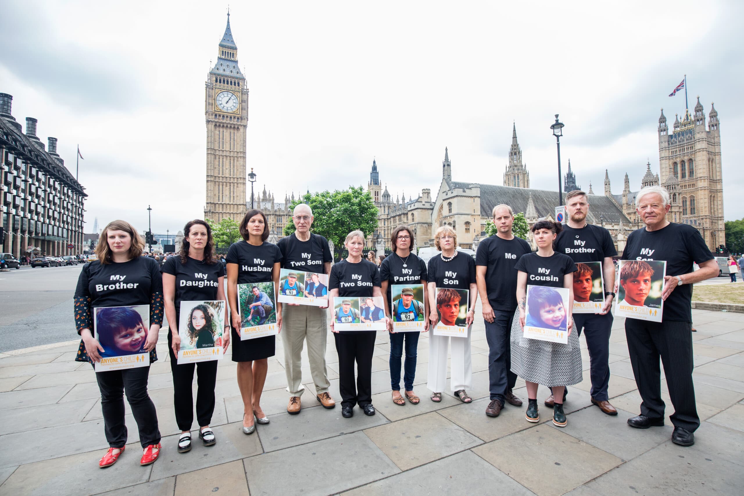 Families hand over petition to 10 Downing Street 14 July 2015 Transform Drug Policy Foundion www.tdpf.org.uk Anyone's Child www.staging.anyoneschild.org